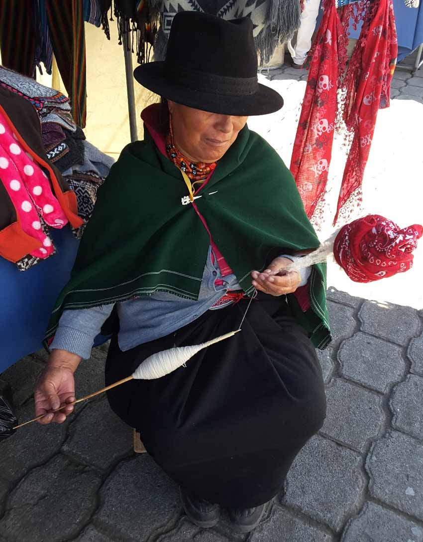 Mujer hilandera en Salasaca.